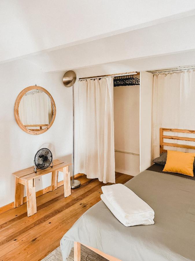 Habitacion Privada, Casa Compartida Con Pareja Private Room, Shared House With A Couple Барселона Екстериор снимка